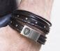 Preview: Schwarzes Herren Lederarmband  mit Löwenkopf auf dem Verschluss