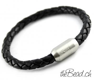 Leather bracelet with braided leather