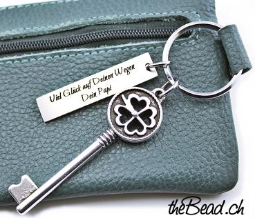 Preview: Grünes SCHLÜSSELMÄPPCHEN mit Schlüssel- & Gravur Anhänger Preview: exklusive Accessoire elegantes grünes Lederschlüsseletui mit gravur