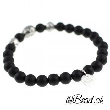 Preview: Armband aus matten Perlen in schwarz & Silberperlen Preview: schwarzes  Perlenarmband verstellbar als geschenk für ihn online kaufen und bestellen