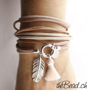 Wickelarmband mit feder anhänger aus silber und lederschmuck geschenkidee