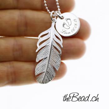 Namenskette mit Feder Anhänger graviert und tolle geschenkidee aus silber aus der schweiz modeschmuck onlineshop thebead