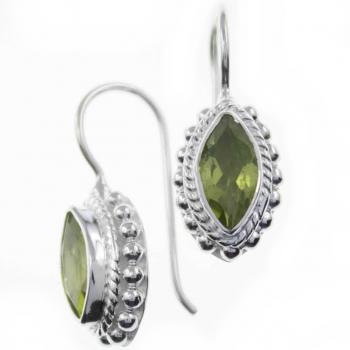 ohrhänger aus Silber und facettierten Peridot Steinen