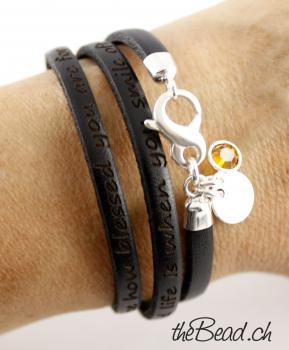 Lederarmband mit Charm in Granatrot  graviert