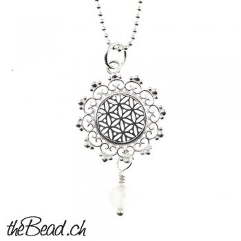 silver collier with flower of life pendant and Silberhalskette mit verzierter  " Blume des Lebens " & Regenbogen Mondstein Anhänger    Sehr schöner Silberschmuck aus Echtsilber, wunderbar gearbeitet und ganz was spezielles, an der BLUME DES LEBENS baumelt