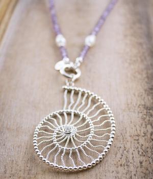 Preview: Halskette aus AMETHYST,  weisse Perlen & Silberanhänger Preview: Schmuckverpackung exclusive von thebead