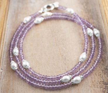 Preview: Halskette aus AMETHYST,  weisse Perlen & Silberanhänger Preview: Schmuckverpackung exclusive von thebead