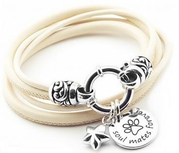 cremefarbenes lederarmband mit gravuranhaenger