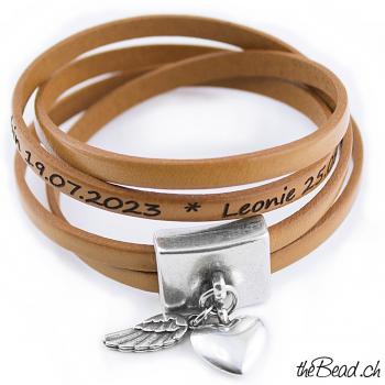 Preview: Armband mit zwei Anhängern, Lederfarbe wählbar, Gravur möglich! Preview: Energie Geschenkidee lederarmband mit Herzchen und persönliche Geschenk Idee für Valentinstag und Muttertag von thebead
