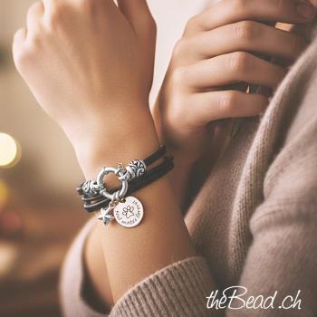 schwarzes lederarmband mit gravuranhaenger