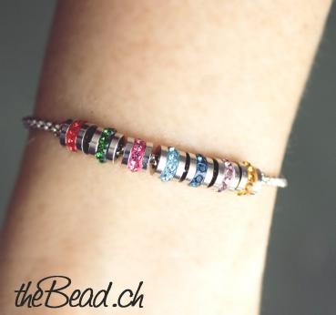 Preview: FAMILIEN & FREUNDSCHAFTS - ARMBAND mit Geburtsmonat Kristallperlen zur Wahl Preview: Organzasäckchen von thebead schweizer Modeschmuck und Edelstteinschmuck Onlineshop