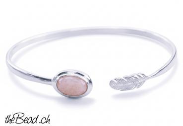 Armreif mit orangem Mondstein & kleiner FEDER