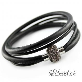 Leather bracelet with sparkling magnetic clasp