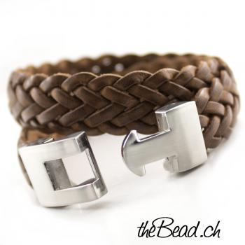 Preview: Lässiges Herren Lederarmband in Hellbraun, Gravur möglich! Preview: geflochtenes Wickelarmband aus Echtleder fuer maenner the Bead