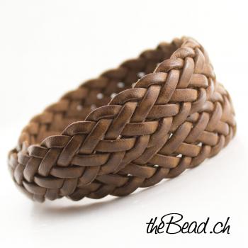 Preview: Lässiges Herren Lederarmband in Hellbraun, Gravur möglich! Preview: geflochtenes Wickelarmband aus Echtleder fuer maenner the Bead