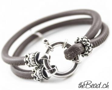 leather bracelet in black with two crowns