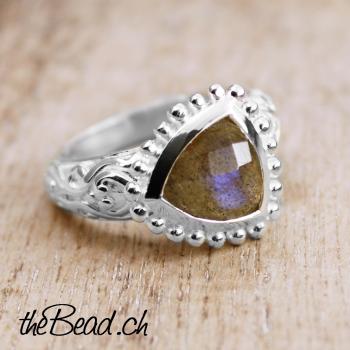 women silver finger ring made of 925 sterling silver and labradorite