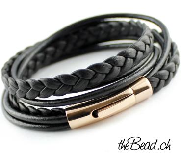 schwarzes Lederarmband und wickelarmband in schwarz aus nappaleder für damen und herren mit gravur und rosegold farbenem Verschluss sowie verschluss gravur und graviert von thebead eine tolle geschenkidee