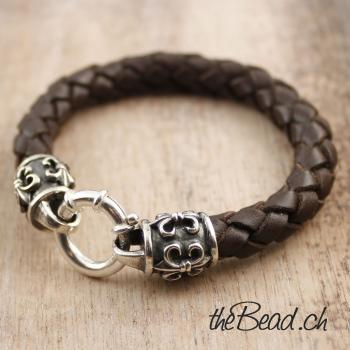 fleur de lis armband und lederarmband für herren geschenkidee aus lederschmuck und silberschmuck von thebead