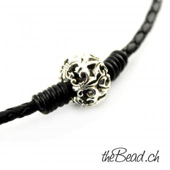 Preview: Lederhalskette mit grosser "Fleur de lys" Perle aus 925 Sterling Silber Preview: thebead leather necklace with skull beaad