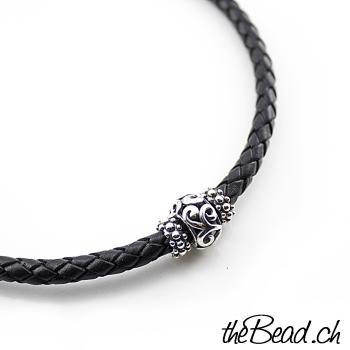 thebead leather necklace with skull beaad