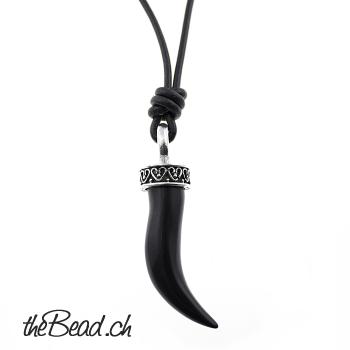 Leather necklace with onyx" tooth "