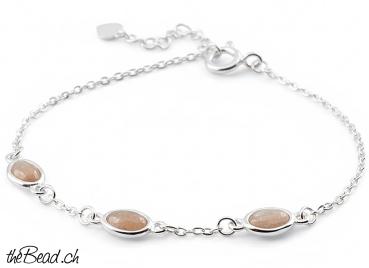 Preview: feines Silberarmband mit orangem MONDSTEIN Preview: feines Silberarmband mit orangem MONDSTEIN