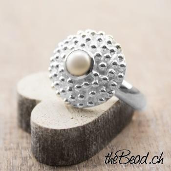 finger ring made of 925 sterling silver and pearl