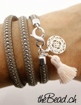 Silberanhänger Armband mit Stoffquasten Anhänger von thebead