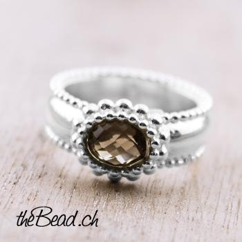 Finger ring with smoky quartz