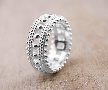 silber fingerring mit pünktchen