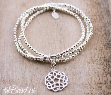 silberarmband mit endless knot anhaenger