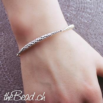 Silberarmband und Silberarmreif in einem