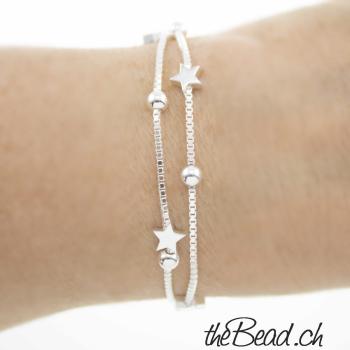 silberarmband mit sternchen und kügelchen