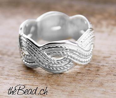 women silver finger ring made of 925 sterling silver