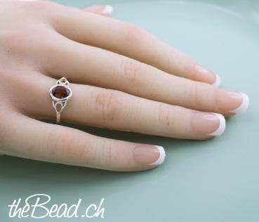 roter Granat finger ring