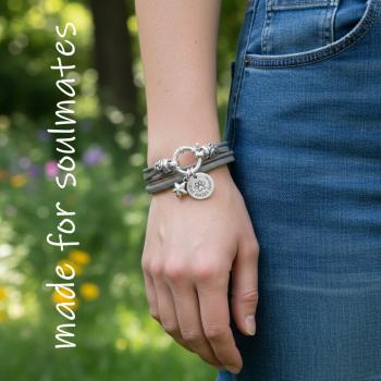 graues lederarmband mit gravuranhaenger