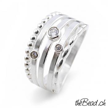 Spannender Silberring mit ZIRKONIA