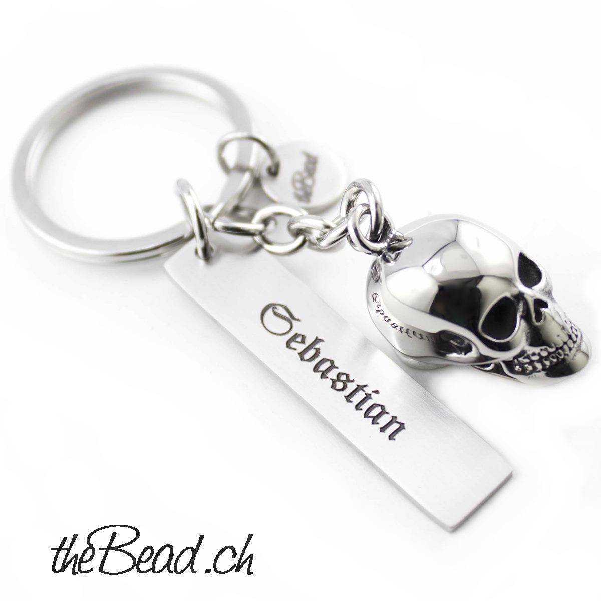 https://www.thebead.ch/images/product_images/original_images/totenkopf-schluesselanhaenger-gravur-gravuranhaenger-geschenkidee.jpg