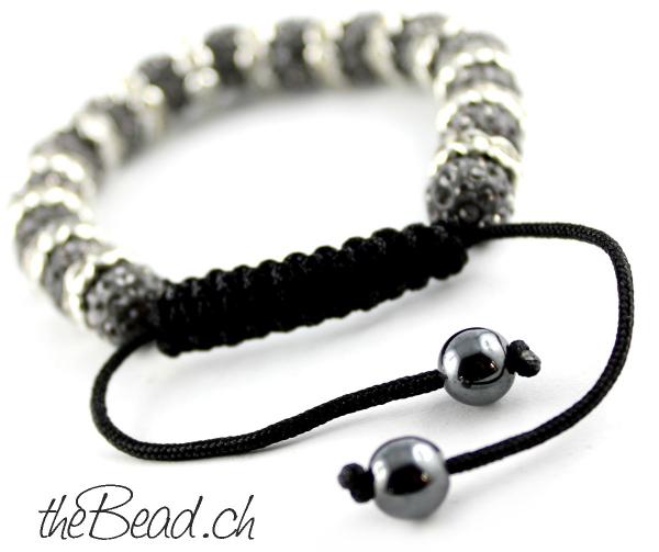 Armband mit braunen Perlen und bunten kristallen theBead