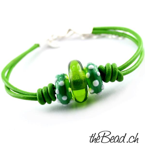 made by thebead lederarmband mit grünen glasperlen