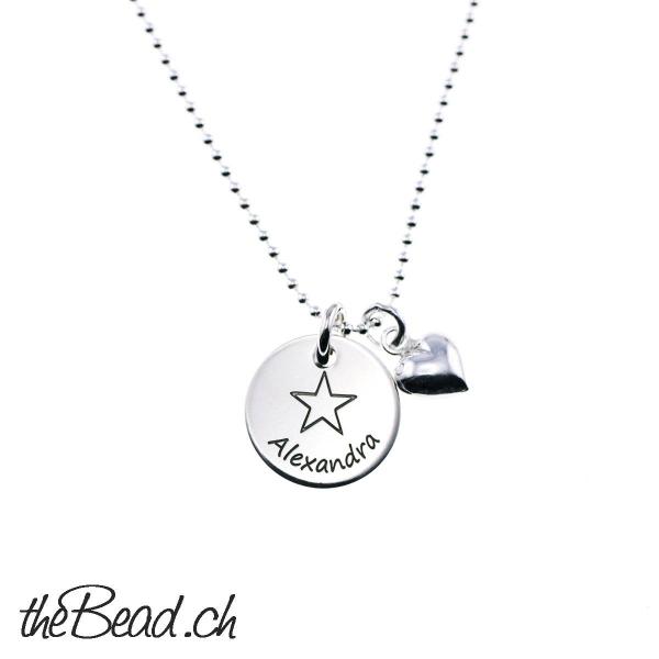 Namenskette mit Feder Anhänger graviert und tolle geschenkidee aus silber aus der schweiz modeschmuck onlineshop thebead