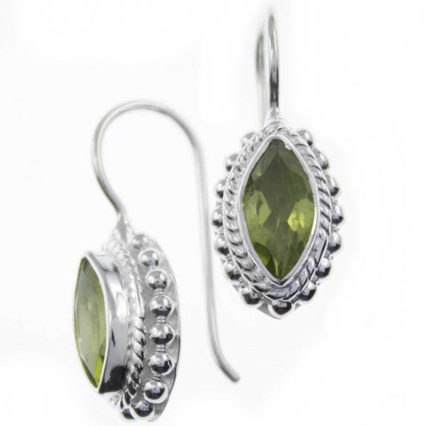 ohrhänger aus Silber und facettierten Peridot Steinen