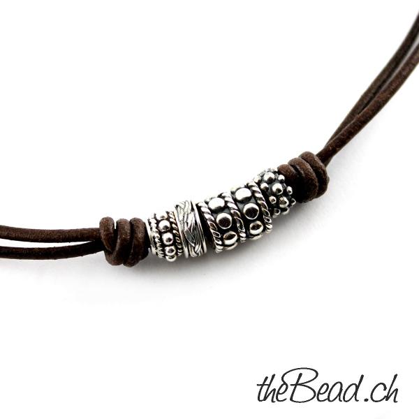thebead leather necklace with skull beaad