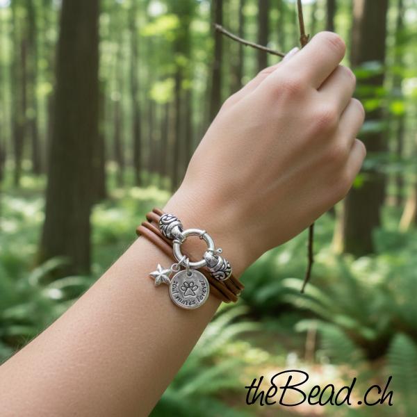 braun  lederarmband mit gravuranhaenger
