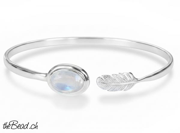 silber armreif mit feder und regenbogen mondstein