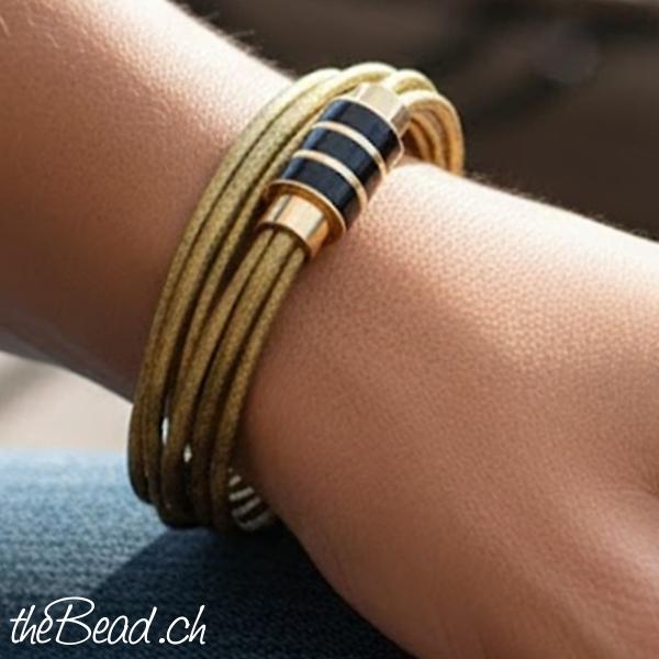 schwarz und goldfarbenes armband