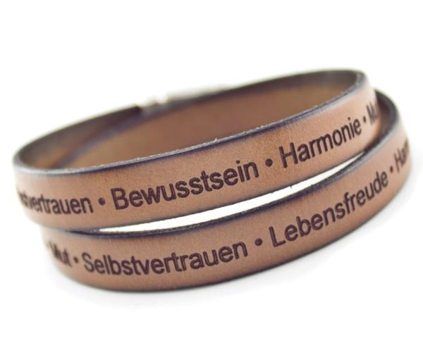 Herren Armband braun graviertes Schmuckstück von thebead