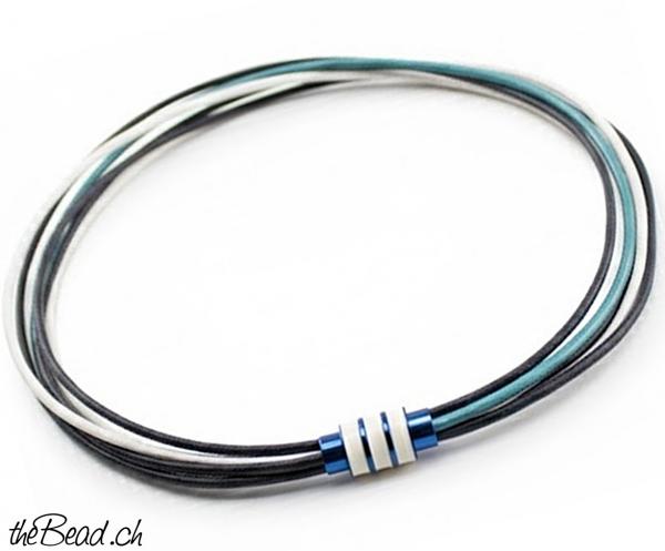 Lederkette in den Farben blau und weiss