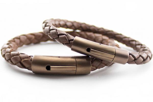 partnerschmuck set gravur lederarmbänder mit braunem Verschluss